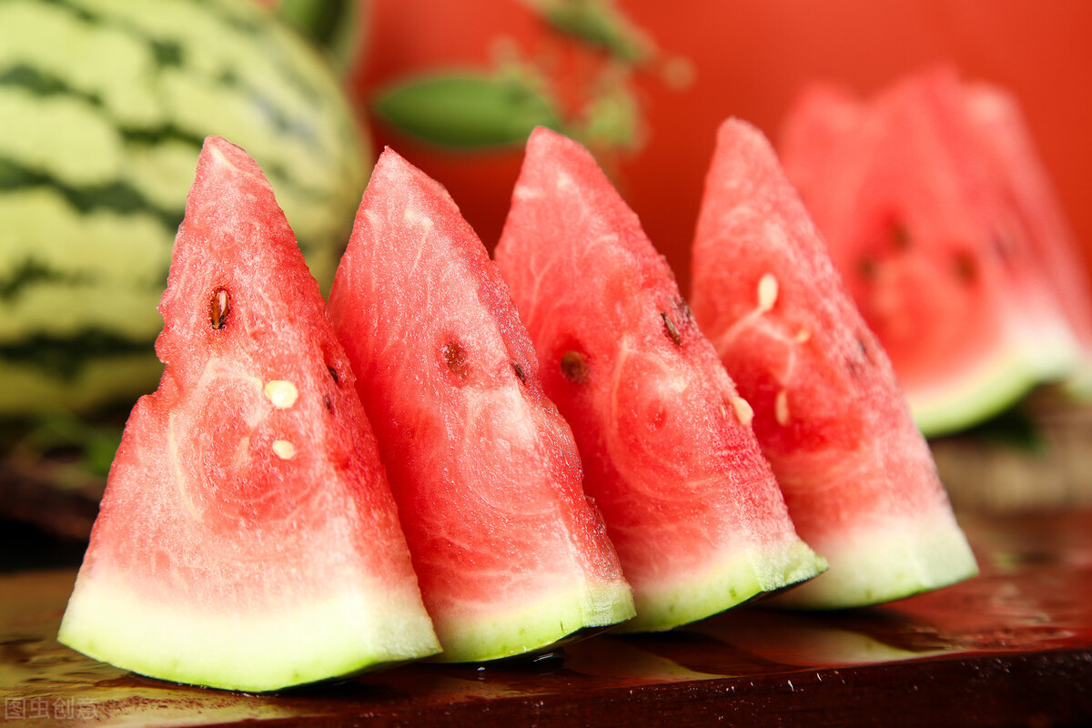 入夏后，这6种碱性水果要舍得吃，调节酸碱平衡，营养美味还消暑