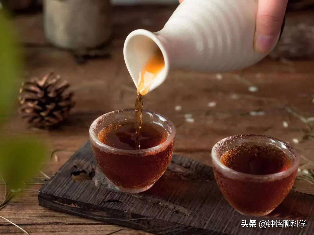 8条毒蛇泡酒22年,喝了一杯后中毒,为啥这么毒?