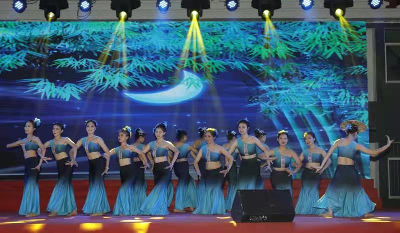 海南科技职业大学美兰、云龙两校区分别举办2021年迎新文艺晚会