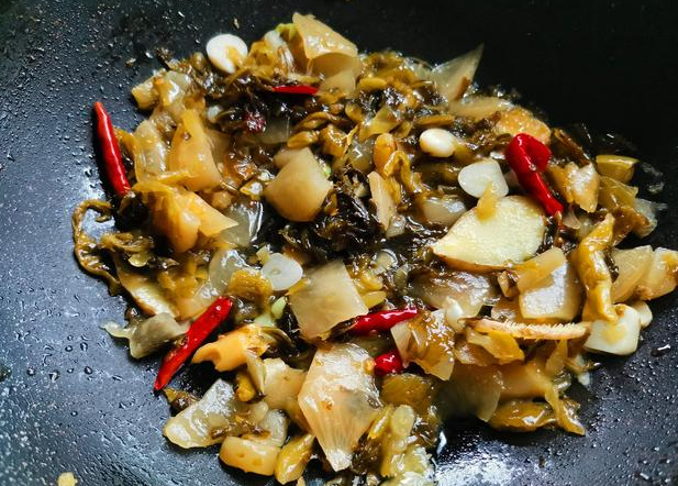 酸菜鱼肉质细嫩，汤酸香鲜美，微辣不腻，就怕米饭不够下饭的