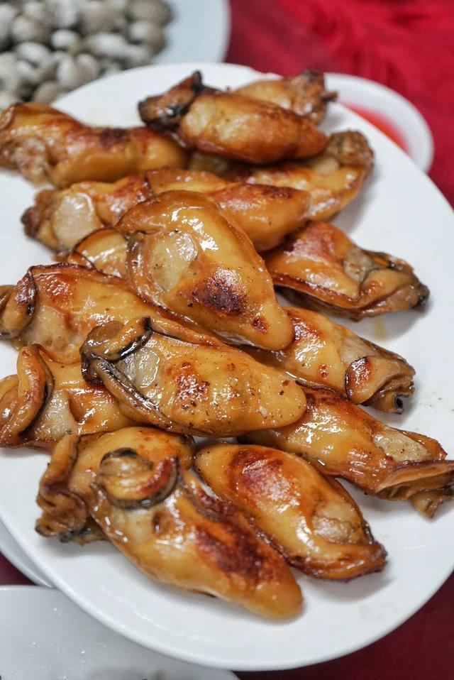 生蚝肚子黑色的是排泄物？蚝农亲口说：里面才是精华