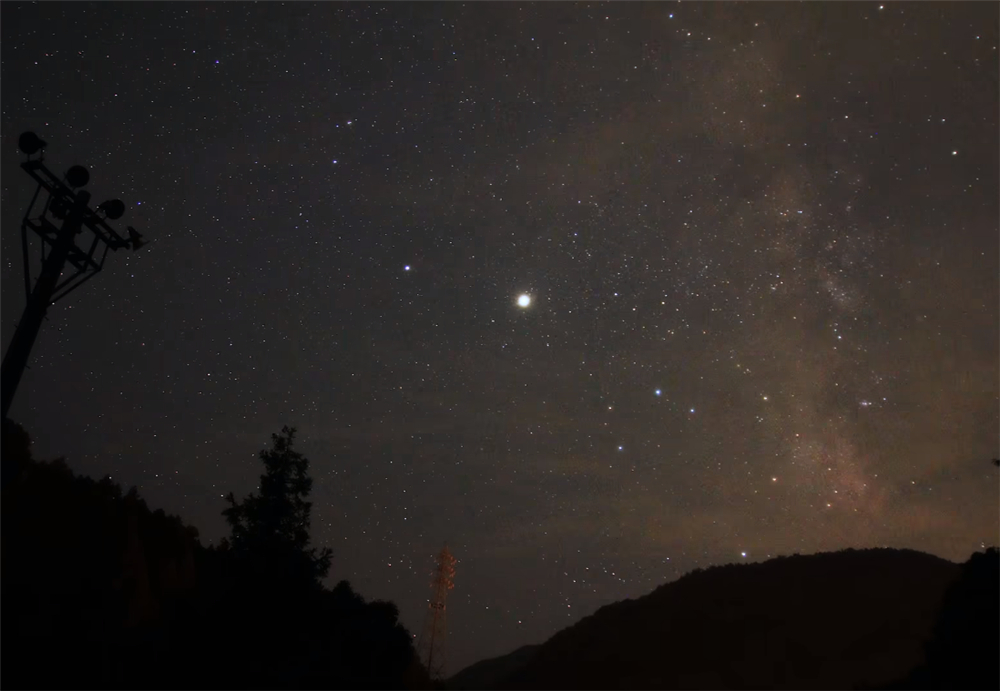 80后的他买下废弃学校，独居的日子一过就是7年，虽孤独却很自由