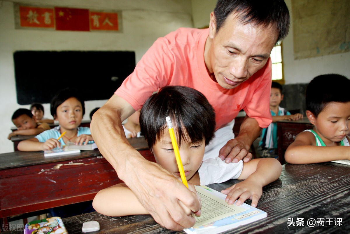 我，中学老师，告诉你教师的退休工资一般是多少？比公务员高吗？