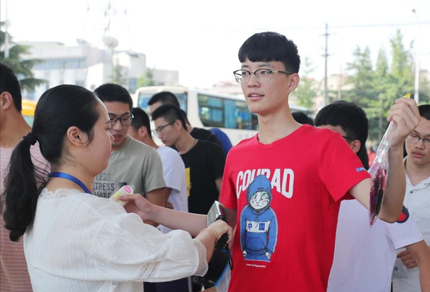 各省高考分数线出炉！辽宁本科线超乎想象，网友：我也能上本科