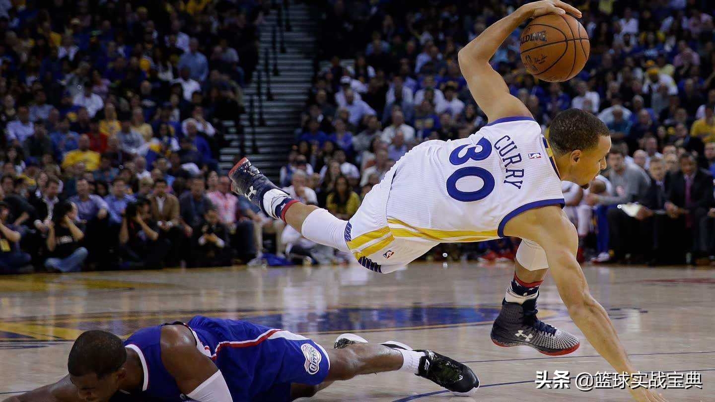 nba球员防守为什么要侧身(遇到紧逼防守只会后撤步？试试库里这招，投篮突破任你打)