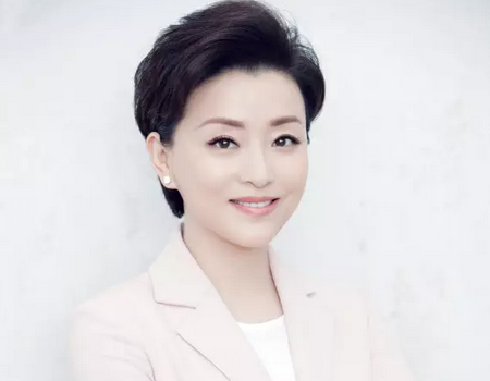 杨澜23岁的儿子罕见露面，文质彬彬颜值高，妈妈杨澜功不可没