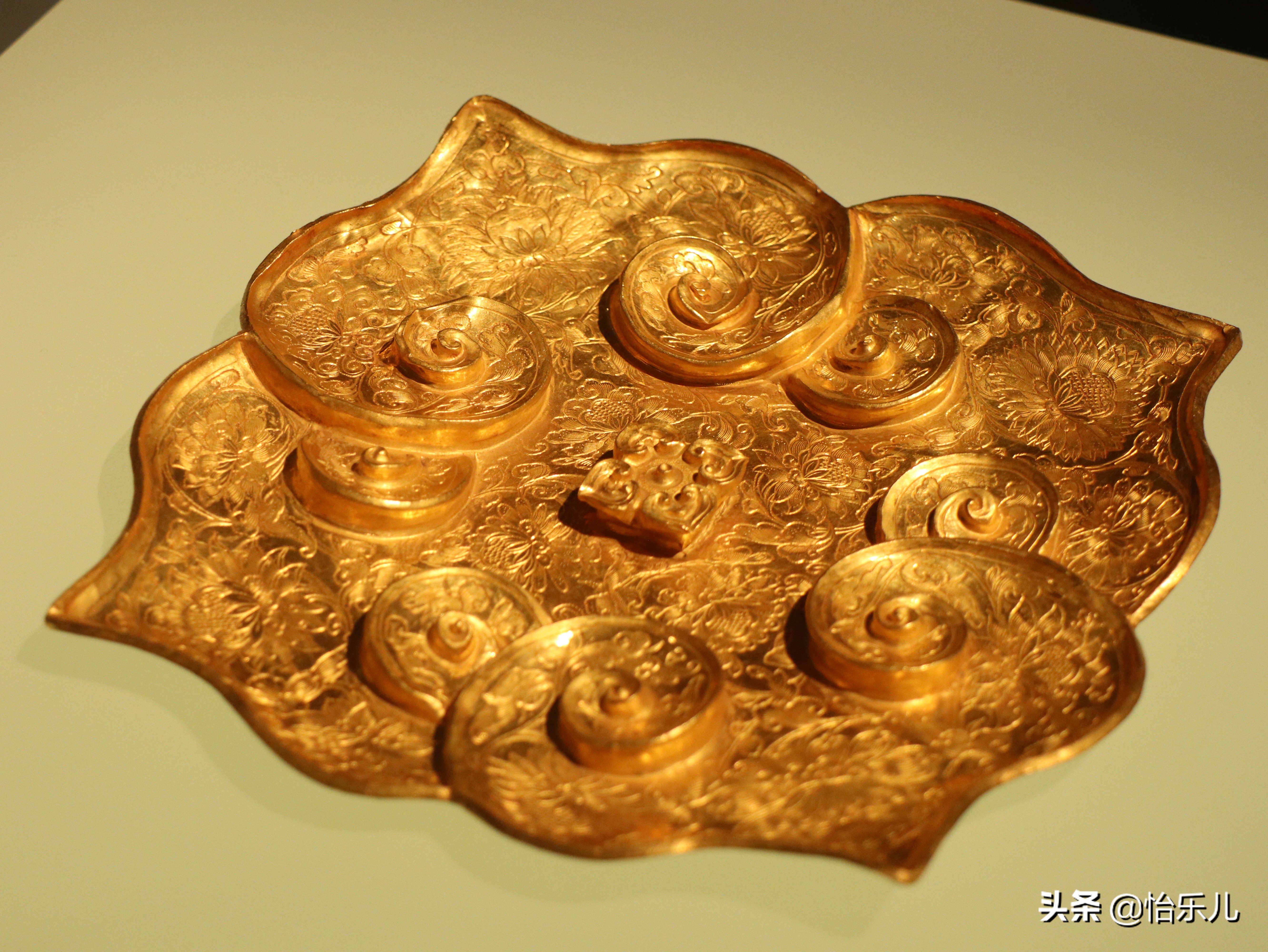 苏州一座墓出土54件元代金银器,纯度高型别致,还件件纹美艺精