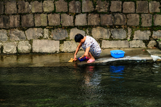 小姑娘在河边洗衣图片