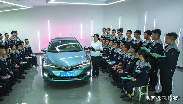 西南地区第一所汽车类高职院校，学生毕业就能进500强单位