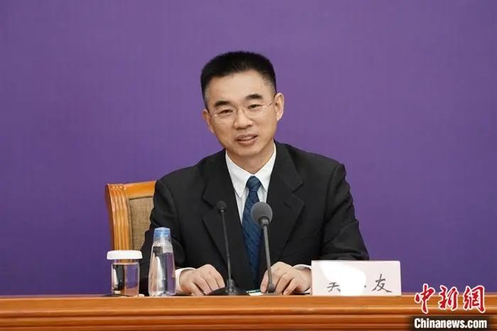 辽宁一景区玻璃滑道发生事故致1死多伤丨伪造清华录取通知书的高考生离家出走