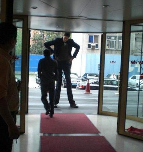 2米42中国第一巨人，结婚20年没孩子，1米6娇妻称：不方便