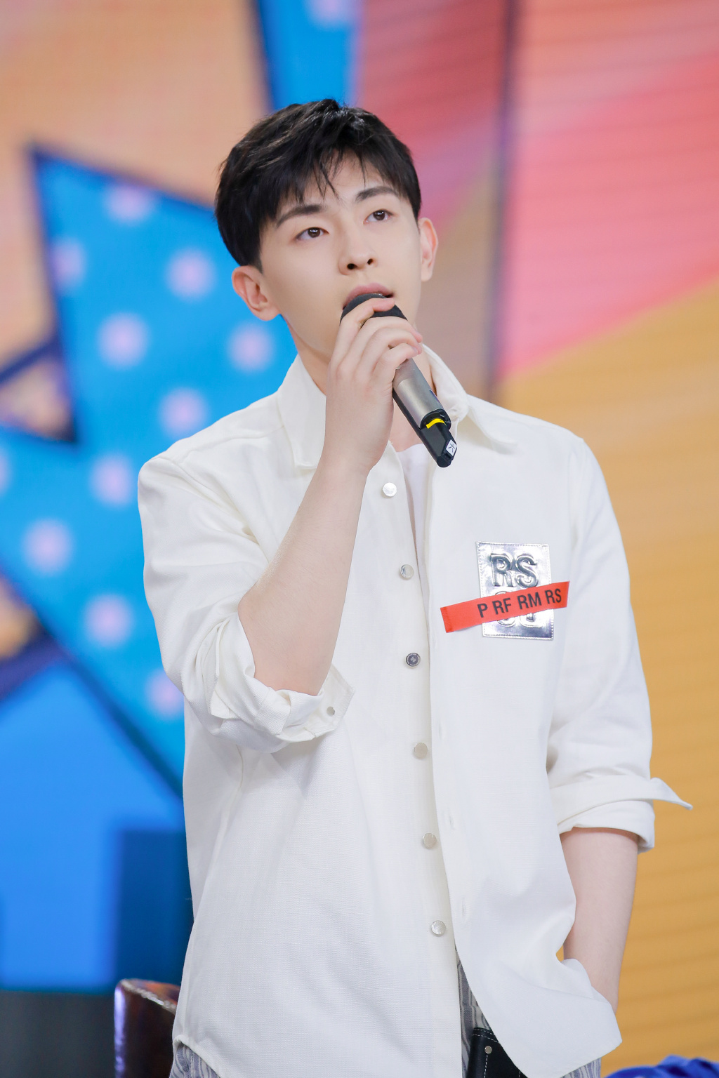 除了演技好,邓伦唱歌的水平也一点不输专业歌手.