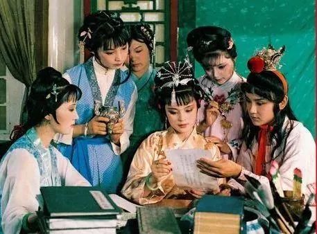 贾宝玉只有十几岁，却有大人的思想，他是早熟还是人小鬼大？