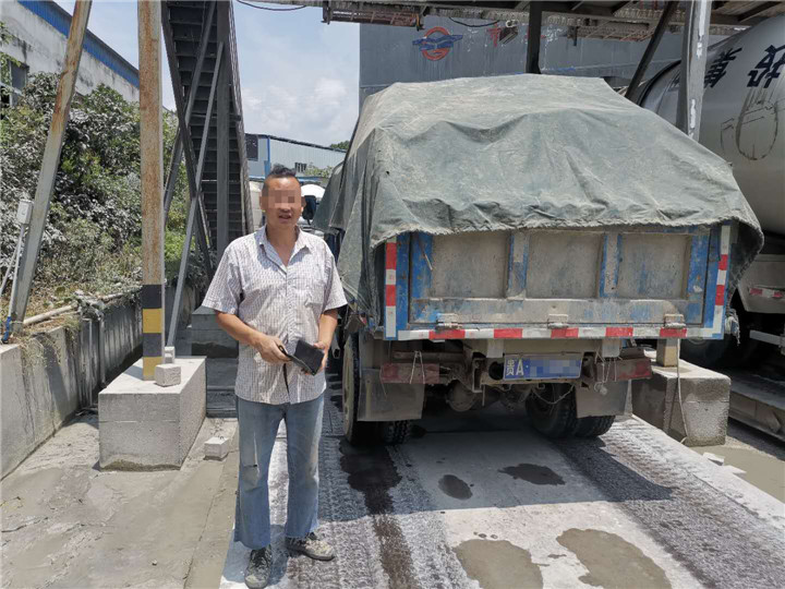 超载369%小货车跑“瘸腿”司机谎报重量“累”坏排障车