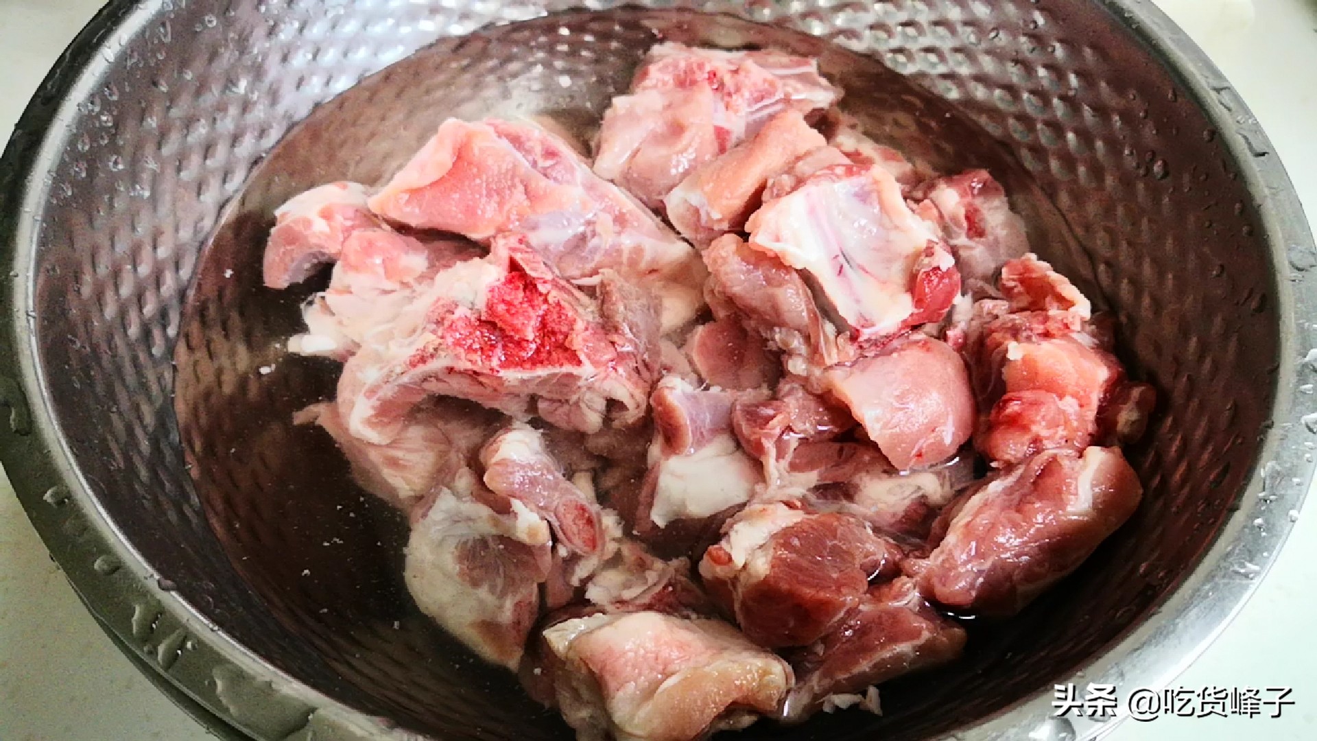 茶树菇猪骨头汤的做法(醇香美味，轻松烹制茶树菇猪骨头汤)