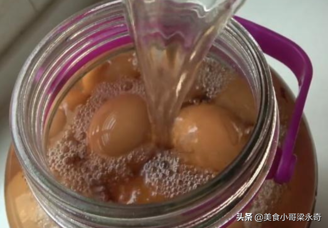 奶奶用了40多年的腌咸鸡蛋配方，操作简单，鸡蛋个个都起沙流油