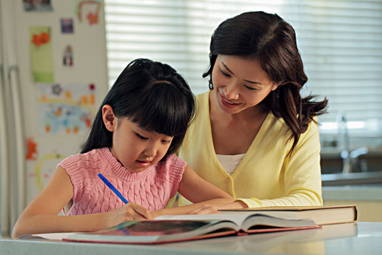 女大学生凌晨宿舍内生子，一个9斤重男孩，舍友：不是第一胎了