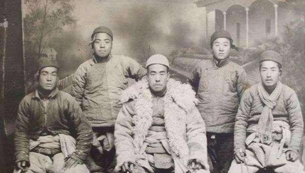 1964��10��13�գ��ҹ���һ��ԭ�ӵ���ըǰ���죬����г����˹���