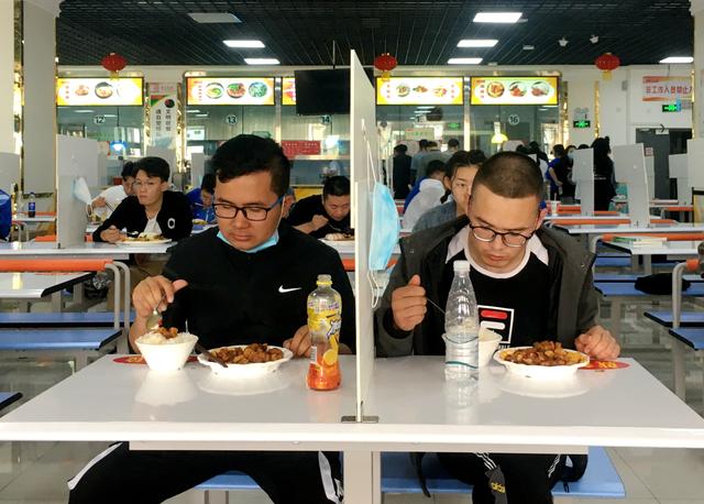 大学一个月3000元生活费多吗？对照这张等级表，家长感觉被骗了