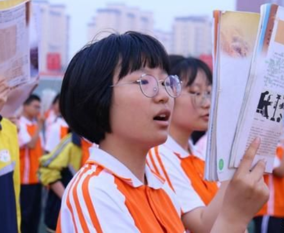 烈士子女高考享有加分政策，家长们争议大，女孩表示宁愿不要加分