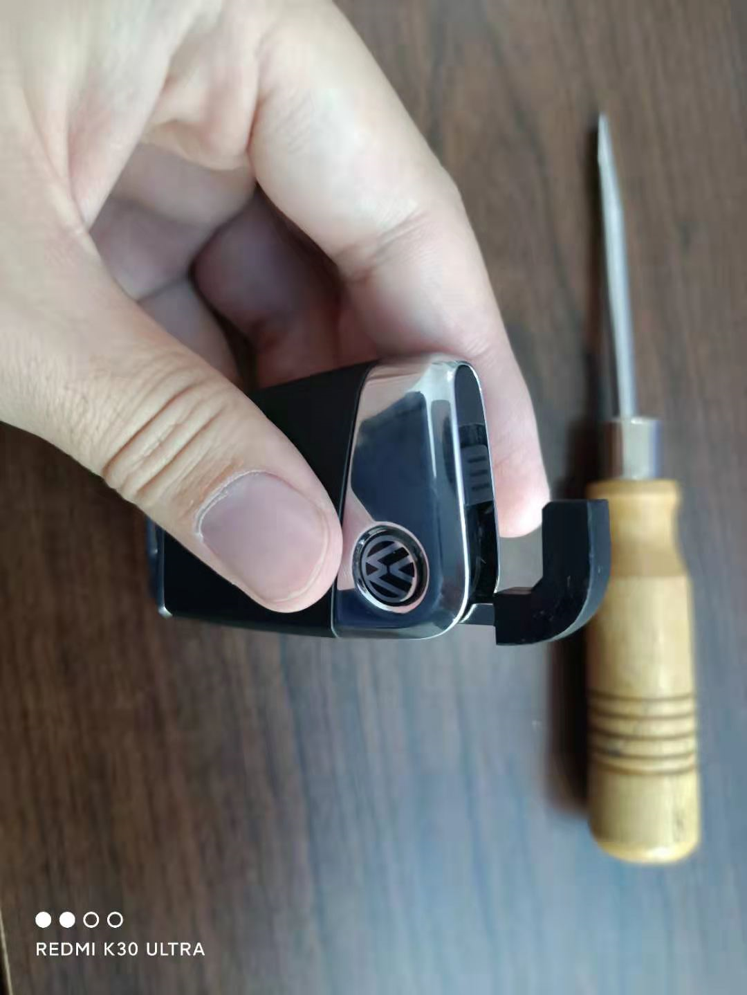 汽车钥匙电池怎么换？详细教程在这里，省下的几十块钱买肉吃