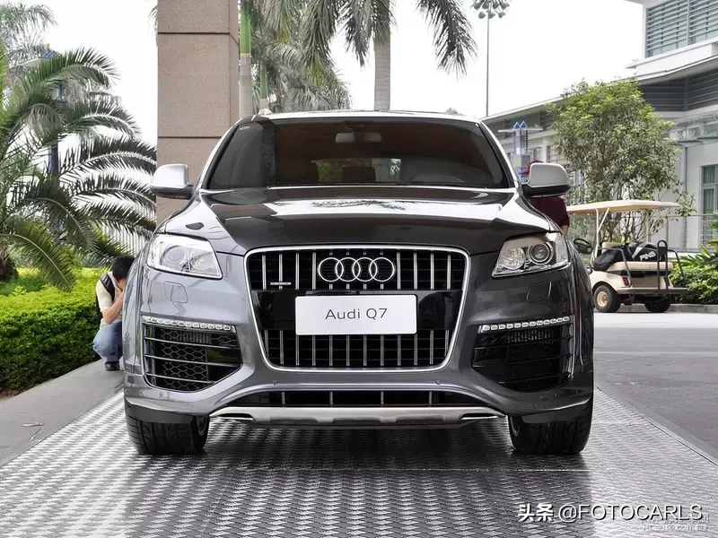 奥迪Q7柴油版豪华SUV，强劲动力与优雅设计完美融合