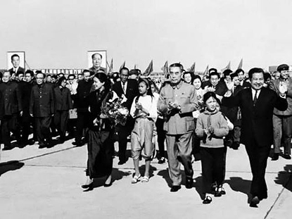 西哈努克在中国帮助下复国，问如何偿还？毛主席：我们不是军火商