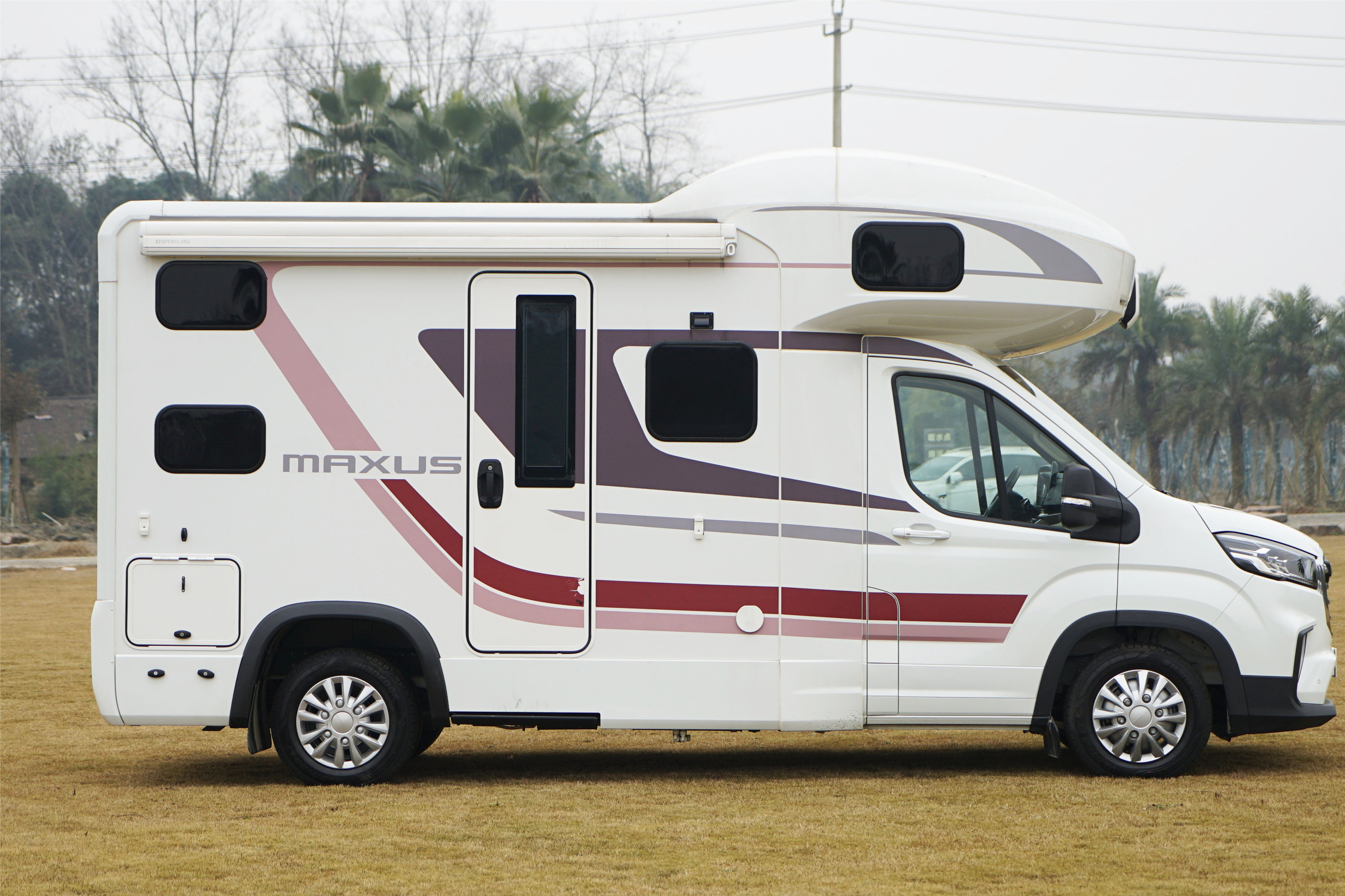 两款车都选用上汽大通宽体轻客v90系列底盘,均搭载上汽π2.