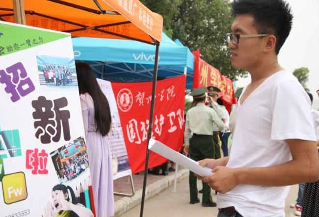 大一新生选床问题：靠门还是靠窗，上铺还是下铺？听听学姐怎么说