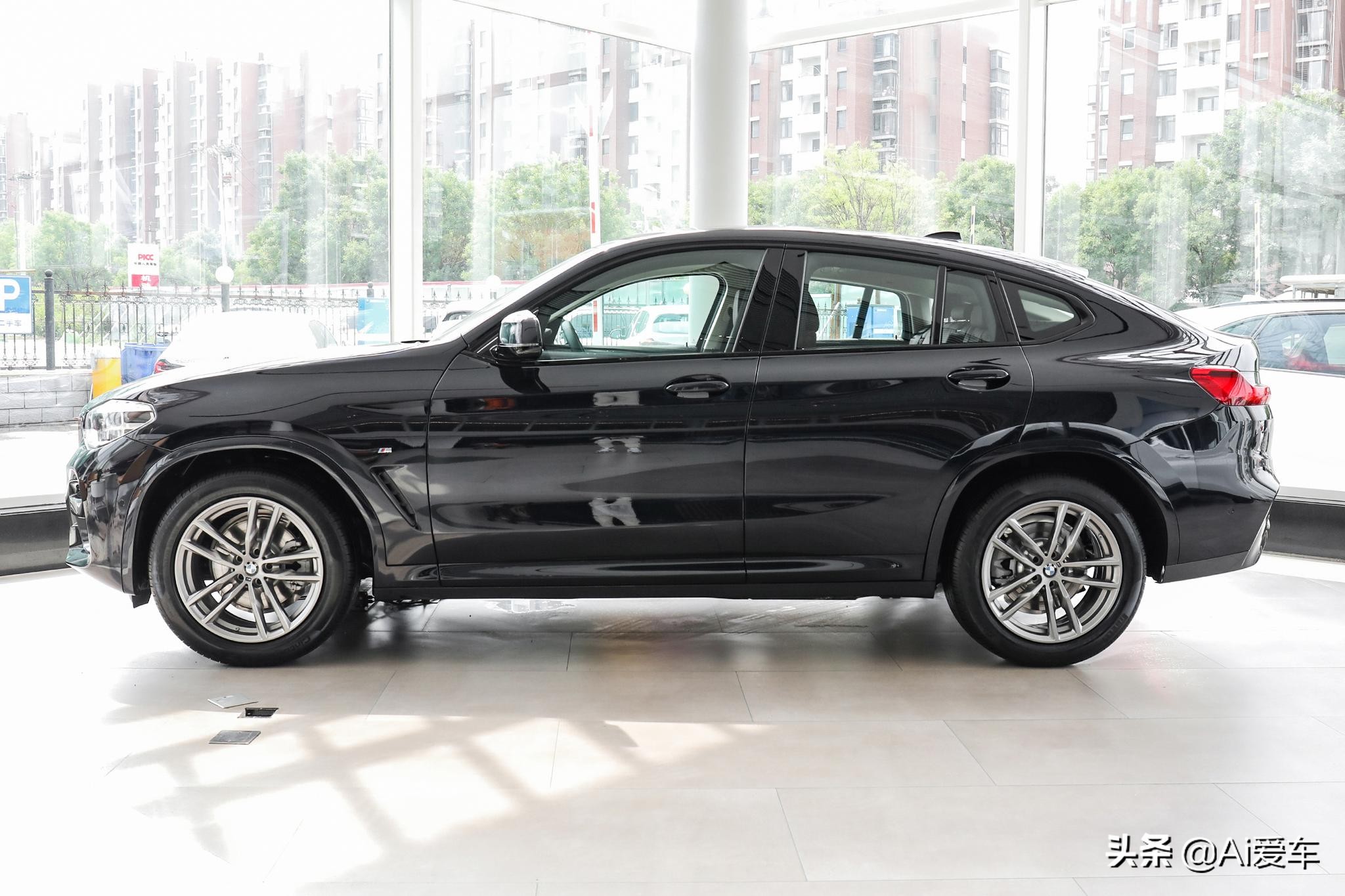 车价入门，进口豪华轿跑SUV，2.0T带有四驱，油耗不高，宝马X4