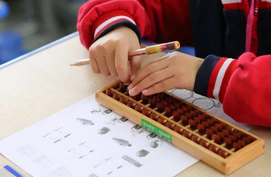 小学生数学题难倒家长，公交车往哪边开？车体完全对称该咋判断？