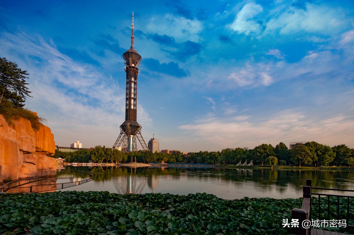 坐落于河北省石家庄市石家庄世纪公园内,与石家庄广电中心大楼隔路