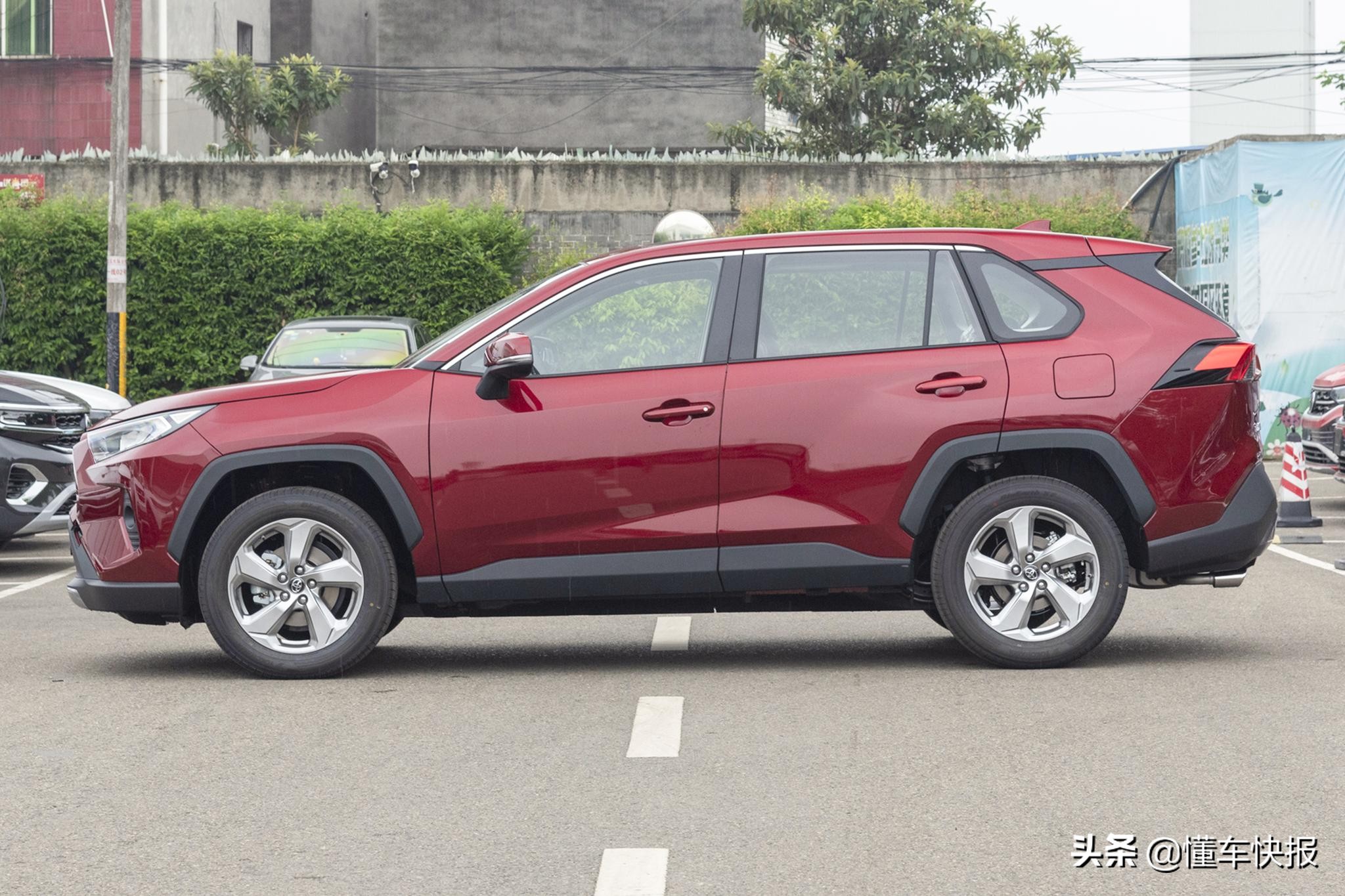第五代途胜L对比丰田RAV4荣放，谁才是合资SUV的优等生？