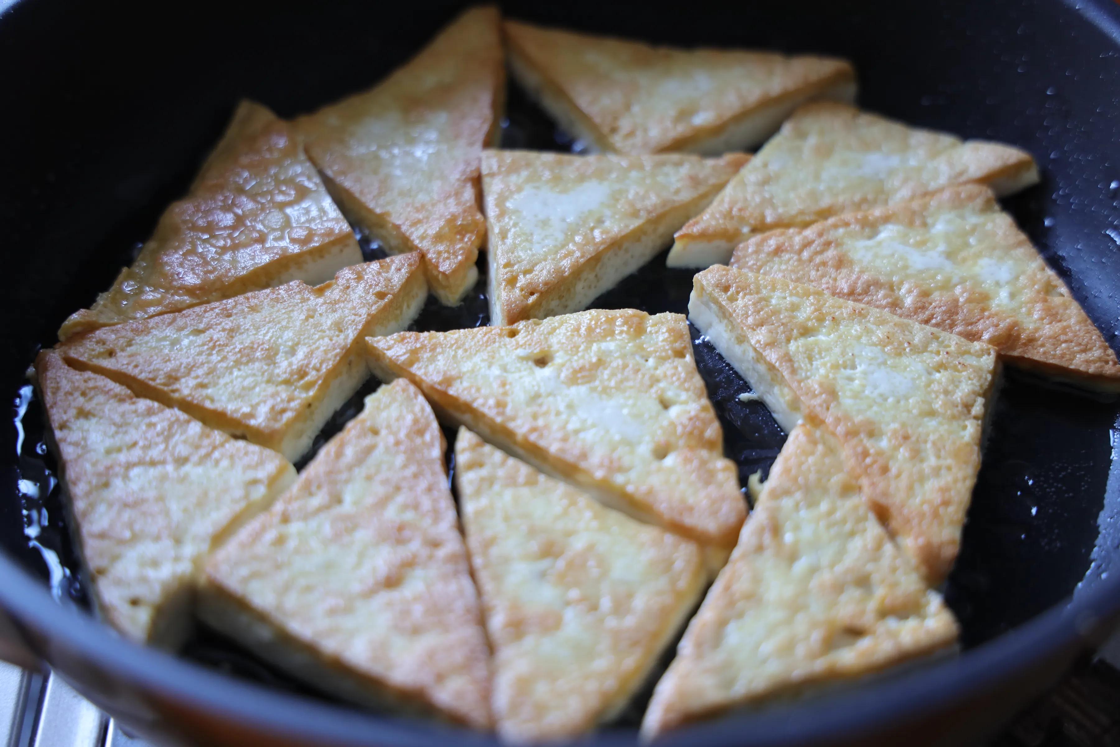 天气越来越冷，砂锅炖白菜豆腐不能少，汤鲜味美，吃完浑身暖