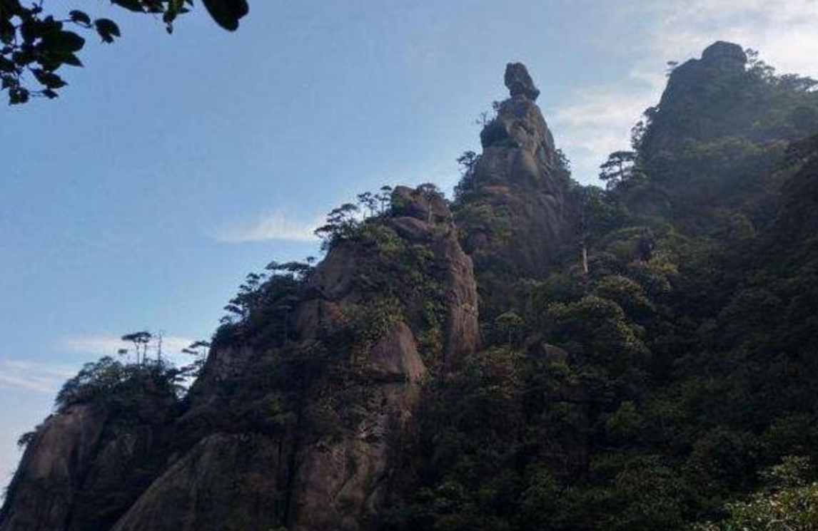山，人格化的象征：毛主席的《五律.看山》写出他与山的特殊情结