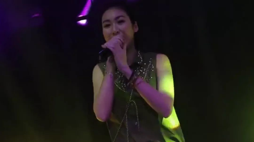 性感港星来渔人码头吃饭！曾出演电影《喜爱夜蒲》…