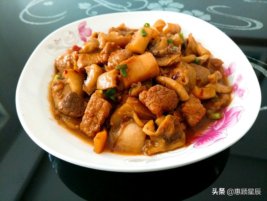 鱿鱼干怎样做最好吃？鱿鱼烧肉有妙招，鲜香脆嫩不腥，太爽了
