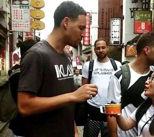 哪些nba球星品尝了中国美食(当NBA球星遇上中国美食：汤普森吃臭豆腐，逃不过的“真香”定律)