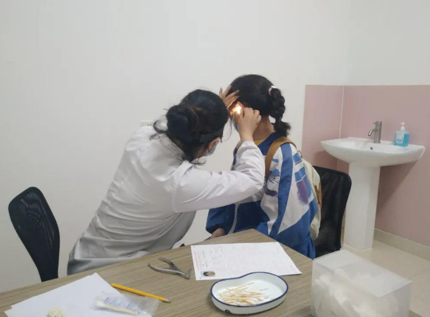 面对高考体检，学生直接低头，有人“一丝不挂”，医生看后很无奈