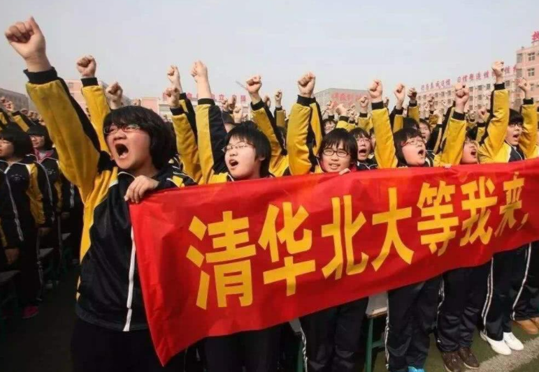 2021年各省高考第一名出炉，学霸复读生惹争议，考上985还复读？