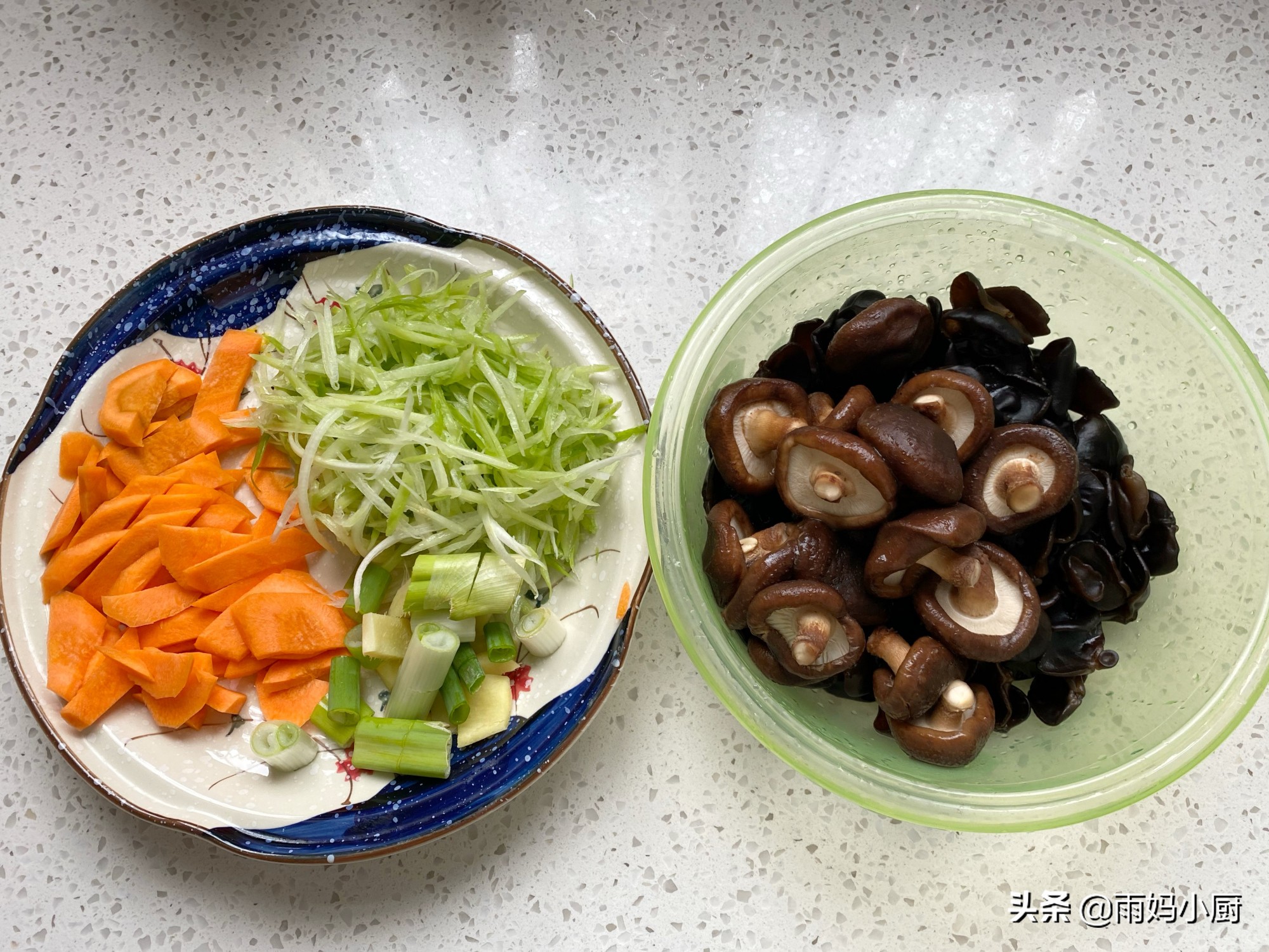 香菇木耳猪肉包子的家常做法，1次发酵真省事，外皮暄软馅料多汁