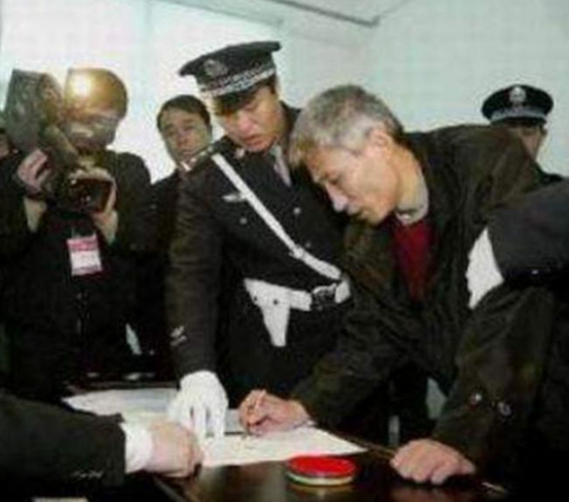 2000年，黑帮老大刘涌被捕，14名律师为他辩护，最后结局如何？