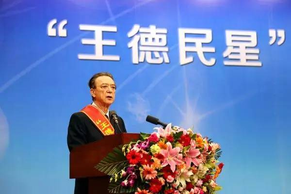 “高考疯子”复读12年，为2万奖金从“211”退学，今年他又来了…