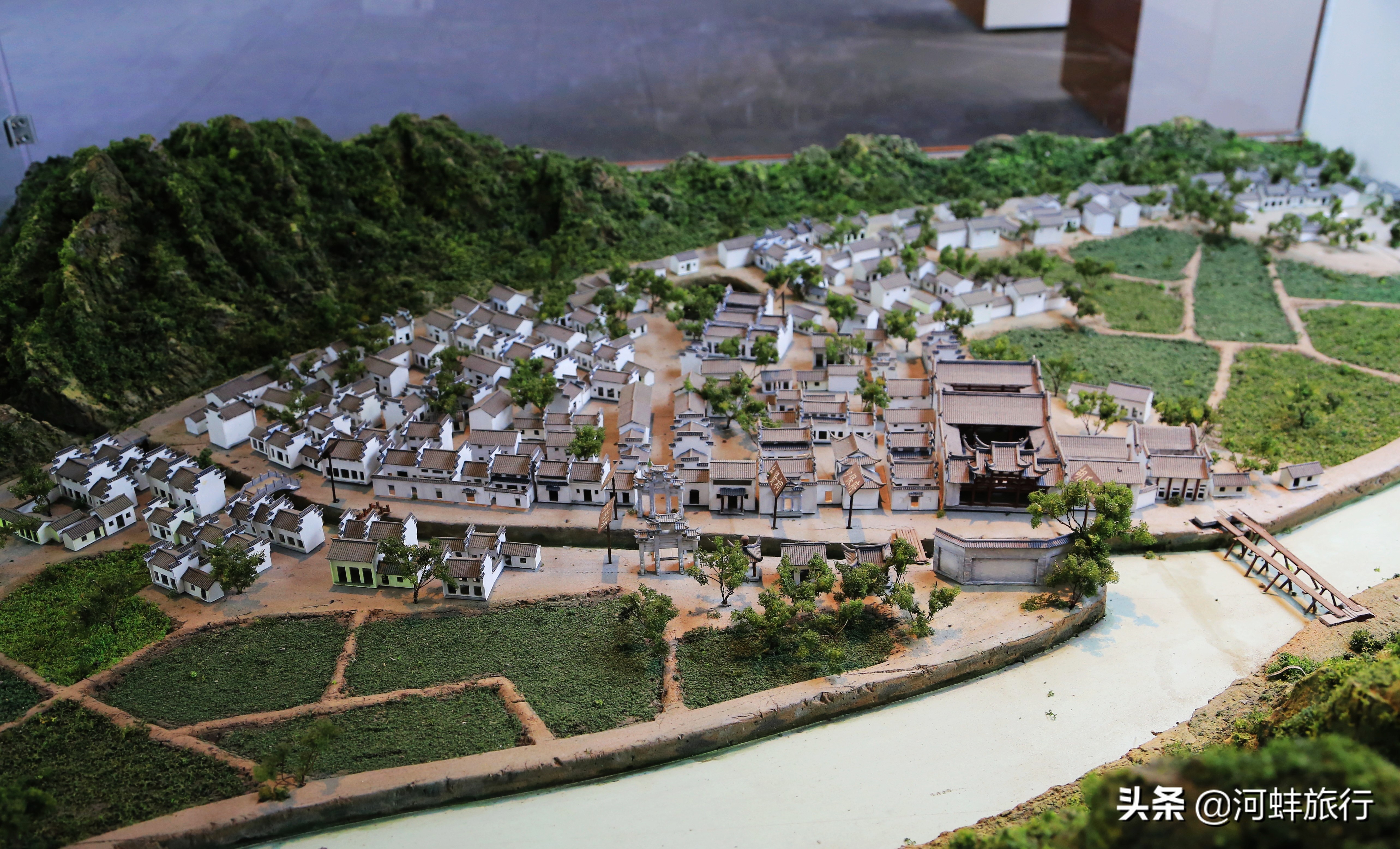 龙川位于绩溪县城东十公里,原名大坑口,是一个典型的"八分山水一分田