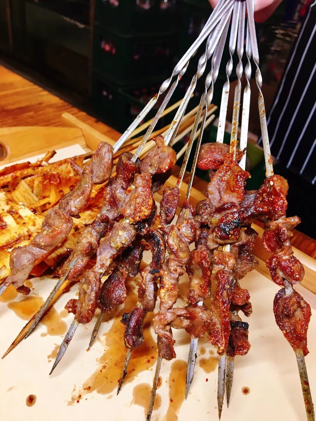 长春这家烧烤绝了,碳烧大公鸡68元,传统小串9毛8起,真是不错