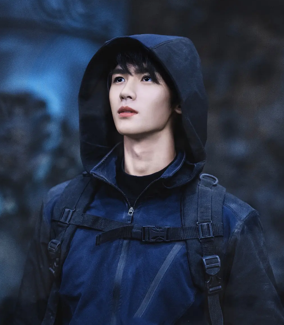 7月,主演奇幻网络剧《屏里狐》,黄俊捷在剧中饰演温柔居家的沉茗白笙