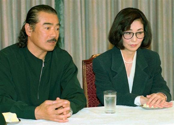 "雄霸"千叶真一的"生猛情史",和他背后22岁的女大学生