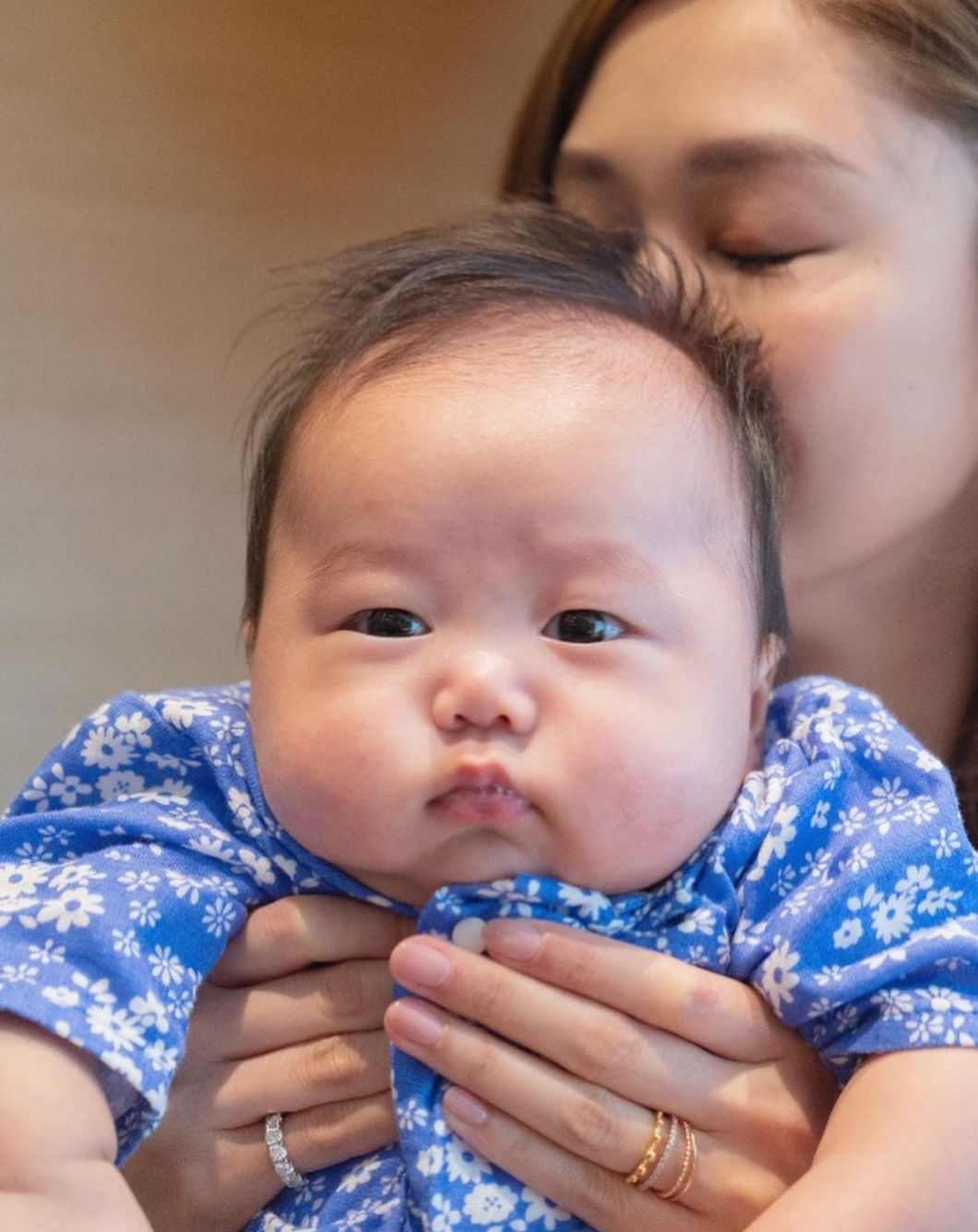 TVB花旦岑丽香晒二胎百日照，小腰果脸颊肉嘟嘟，妈妈直呼想捏