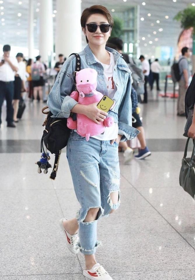 马丽穿牛仔外套配破洞牛仔裤,尽显随性美,简直就是时髦精本精了