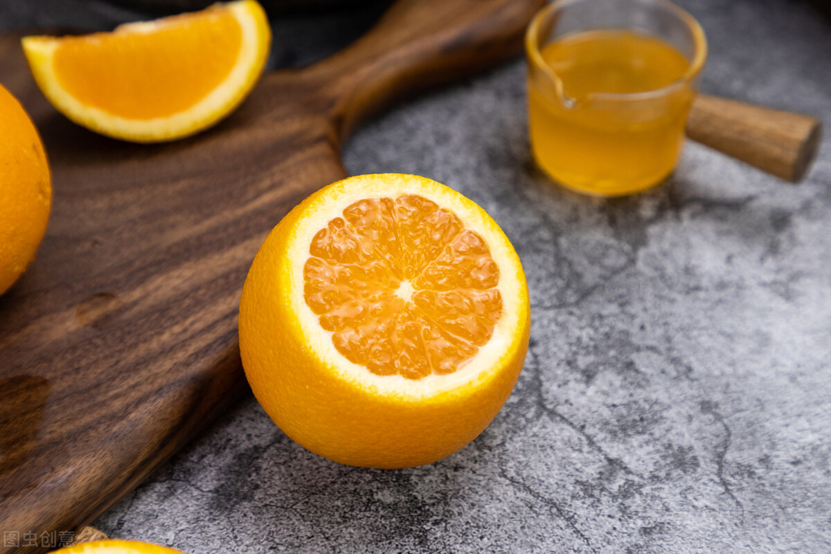 用这水果蒸鸡蛋羹，鲜香润滑，酸甜可口，孩子常吃养出好身体